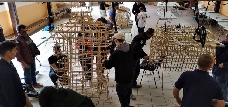 Le chantier participatif pour la construction de la marionnette en osier à Moustey. Crédit photo : Madeleine d'Ornano | PNRLG.