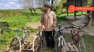 Christophe Lezac devant ses deux vélos datant des années 50 et deux autres restaurés