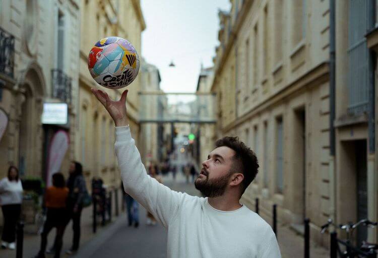 Thibaut Dessa tient l'un des ballons de sa campagne Make-A-Wish France.