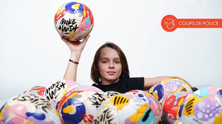 Un enfant tient l'un des ballons fabriqués pour la campagne Make-A-Wish France.