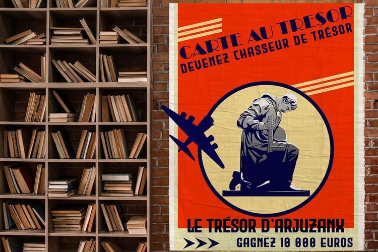 Une bibliothèque dans laquelle l'affiche de la chasse au trésor est affichée.
