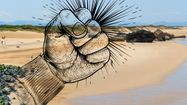 Une plage landaise avec le poing de la résistance.