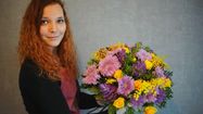 Blandine tiens un bouquet dans ses mains.