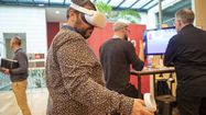 Un visiteur du salon B.num test les casques de réalité virtuelle, à Pau