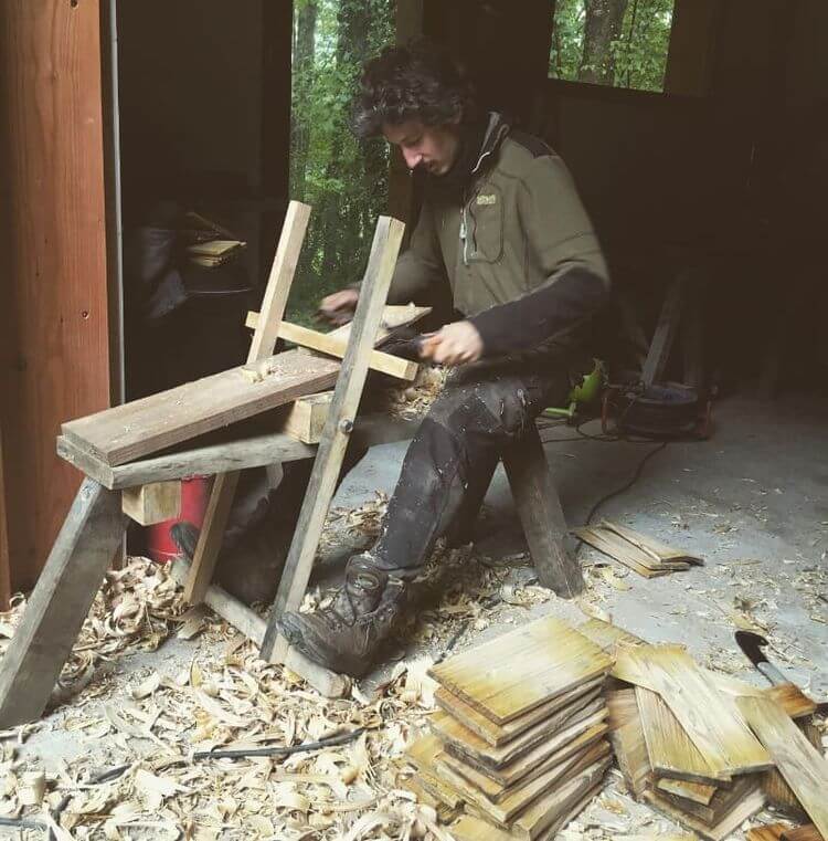 Jérémy Lorin en train de travailler le bois.