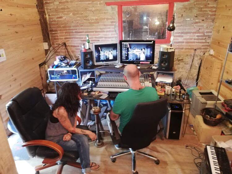 Mélanie et Mathieu Hayet dans leur studio d'enregistrement.