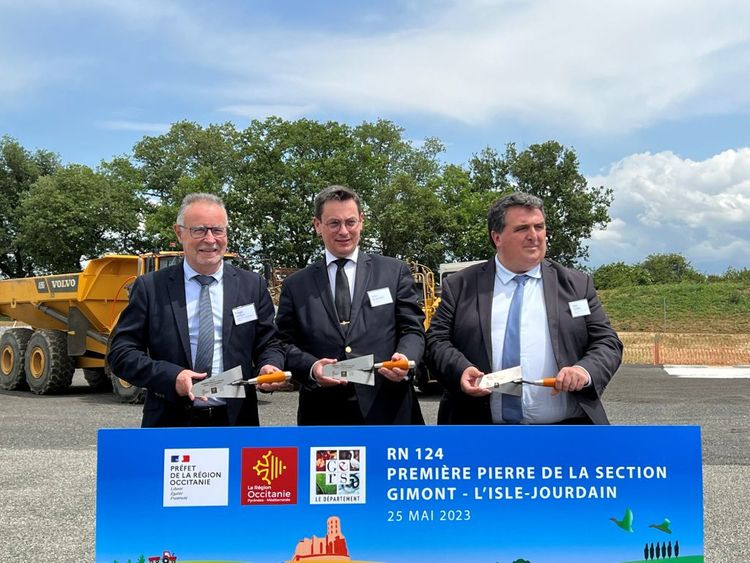 Philippe Dupouy, Xavier Brunetière et David Taupiac truelle en main pour l'inauguration des travaux