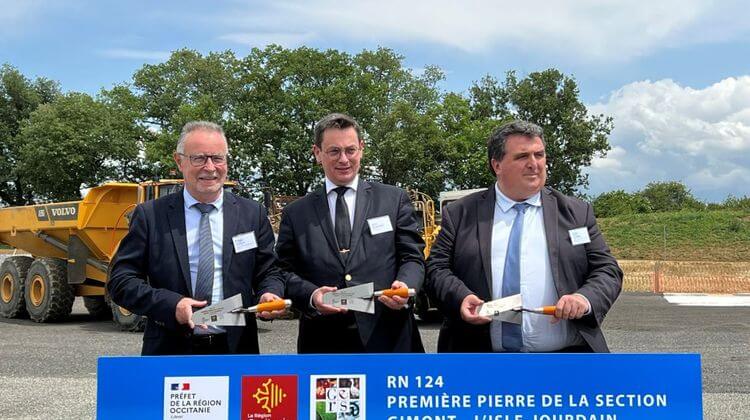 Philippe Dupouy, Xavier Brunetière et David Taupiac truelle en main pour l'inauguration des travaux