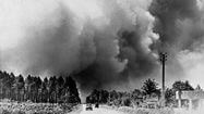 Une photo d'archive en noir est blanc d'un incendie dans une forêt en Gironde.