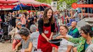 Une bénévoles lors de la Fête des Sottises, organisée par l'association Lacaze aux sottises.