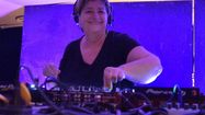 Miry Muraro en train de mixer au festival Pré du son en 2022