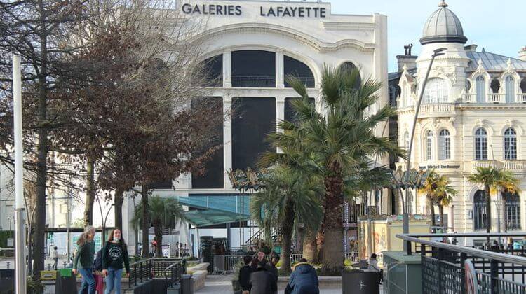 L'ancien bâtiment des Galeries Lafayette, sur la place Clemenceau, à Pau.