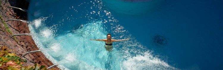 Une femme dans une piscine thermale.