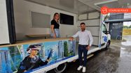 Sarah Soleilhavoup, la directrice de BTP Insertion et son président, Sylvain Thirant, dans le "Camion de l'Emploi".