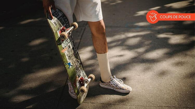 Un homme avec un skate