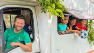 La famille Ferradou à bord de son camping-car du Twins Tour FC.