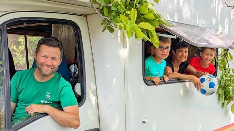 La famille Ferradou à bord de son camping-car du Twins Tour FC.
