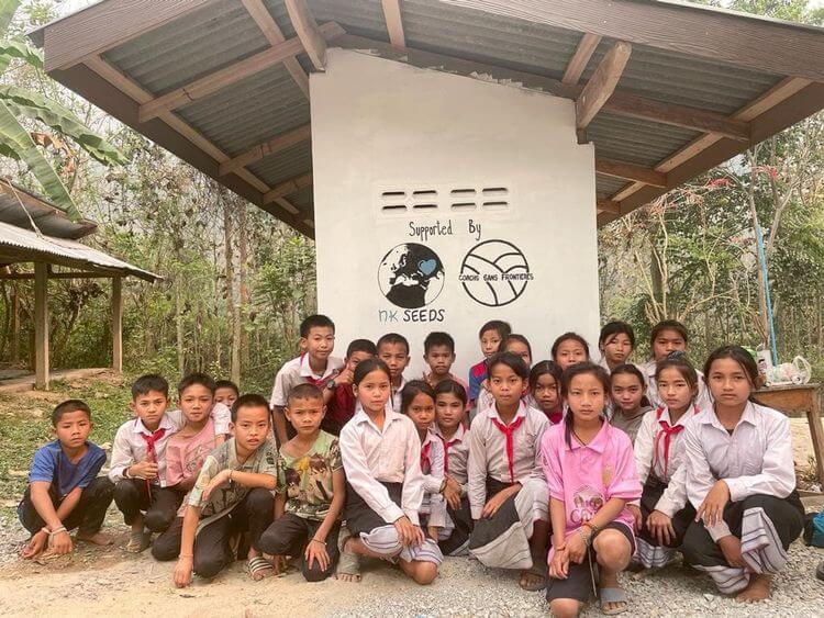 Des enfants devant les toilettes réalisées à l'école de Hoy Oy au Laos avec le financement de l'association Coach Sans Frontières.