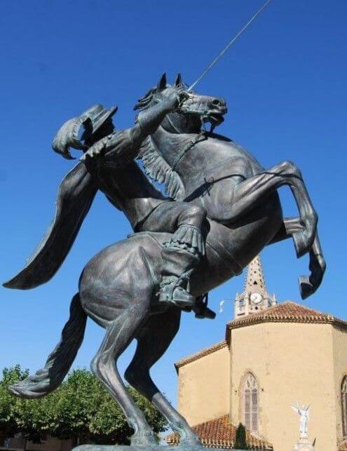 La statue de d'Artagnan sur son cheval que l'on trouve sur la place de Lupiac