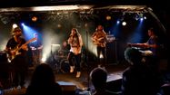 Un groupe de musique sur la scène du CaféMusic'.