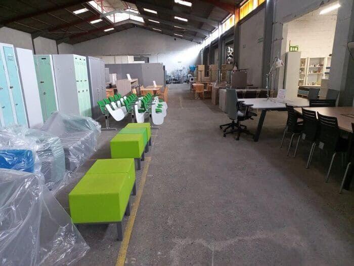 Une des recycleries de l'association Aima, qui a développé le principe de récupération et revente de mobilier professionnel.