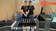 Théo et Bastien posent lors d'un salon devant plusieurs de leurs bières sans alcool.
