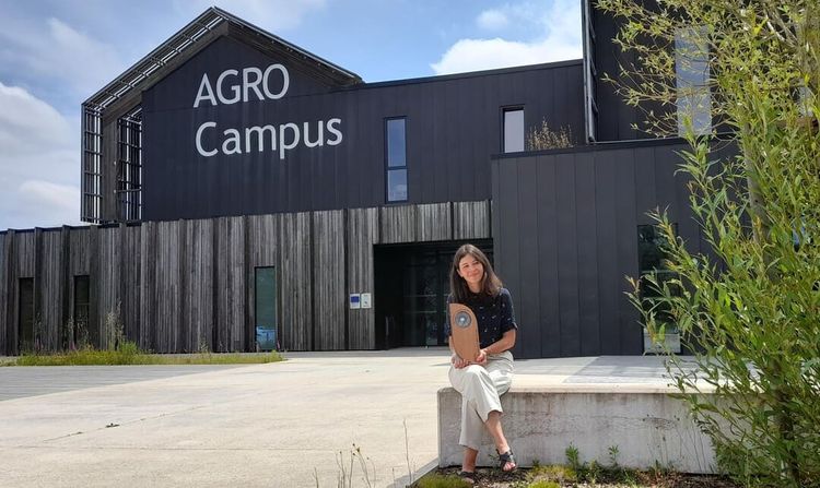 Muriel Morot, gérante de Traille, pose devant l'Agro Campus d'Agrolandes.