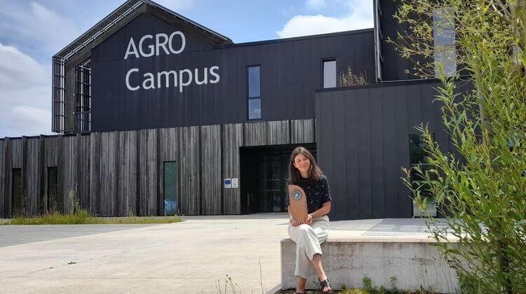 Muriel Morot, gérante de Traille, pose devant l'Agro Campus d'Agrolandes.