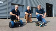 Les fondateurs de JNOV TECH devant leurs modèles de robots
