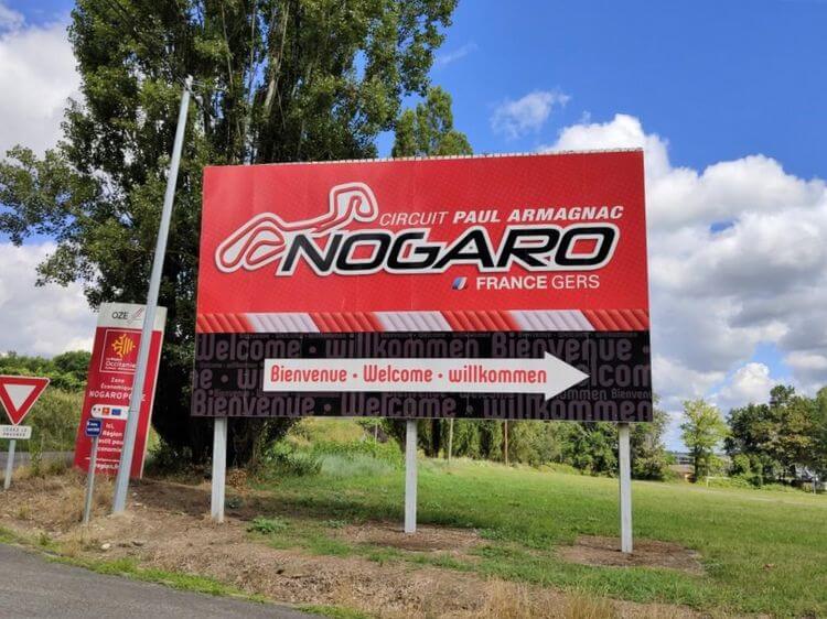 Le panneau indiquant l'entrée du circuit Paul Armagnac à Nogaro