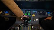 Un particulier faisant une session de simulateur de vol grâce à l'entreprise AviaSim, à Pau.