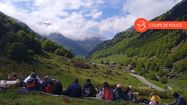 Les jeunes profitant du paysage de la vallée d'Ossau.