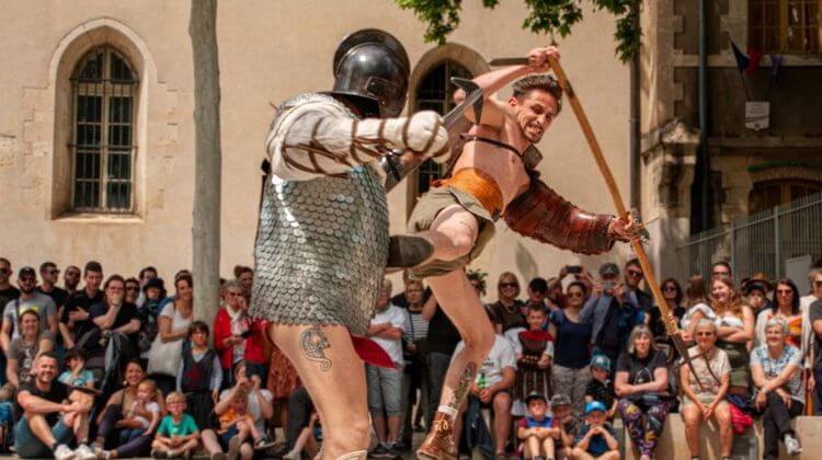 Le public assistant à un combat de gladiateurs