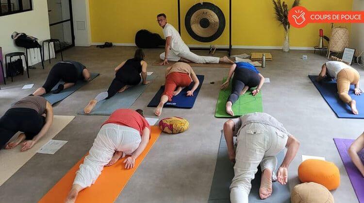 Gérald Lateulère donnant un cours de kundalini yoga.