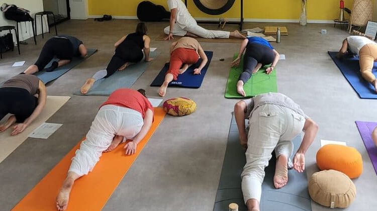 Gérald Lateulère donnant un cours de kundalini yoga.