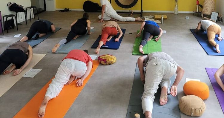 Gérald Lateulère donnant un cours de kundalini yoga.