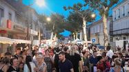 La foule dans les rues de Vic-Fezensac lors du marché nocturne du 19 juillet 2023