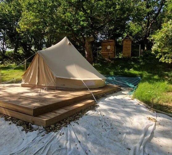 Une tente installée dans le Domaine Capdevielle, pour une nuit insolite.