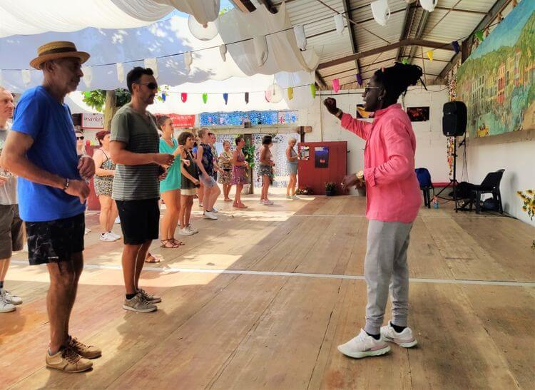 Atocha explique les mouvements pour danser la salsa face à ses élèves