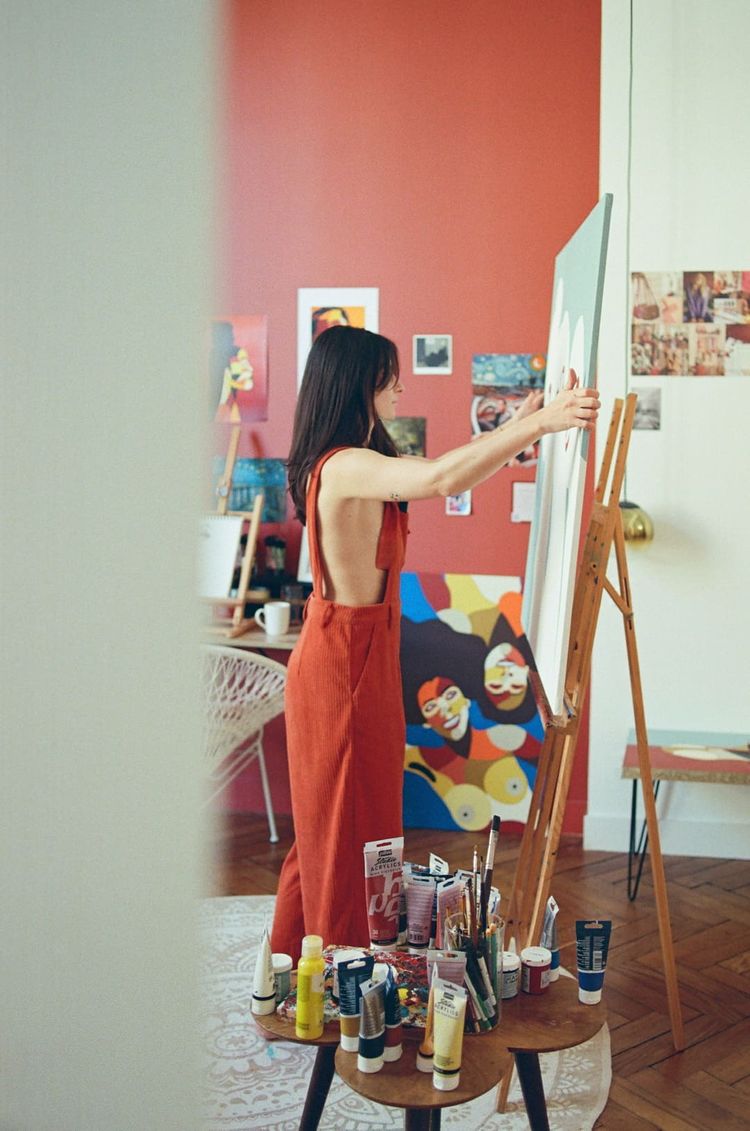 Eva Lamaignere travaille dans son atelier.