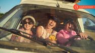 Lucile, Coline et Zoé entassées dans une voiture en train de rire aux éclats