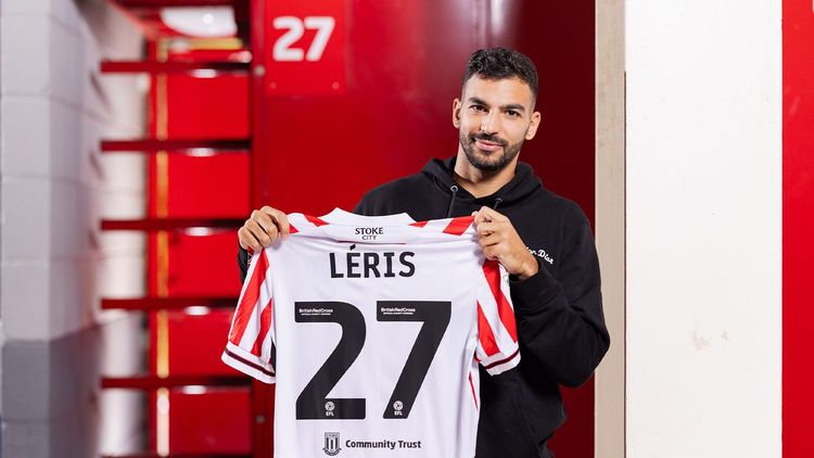 Mehdi Léris avec le maillot de Stoke City.