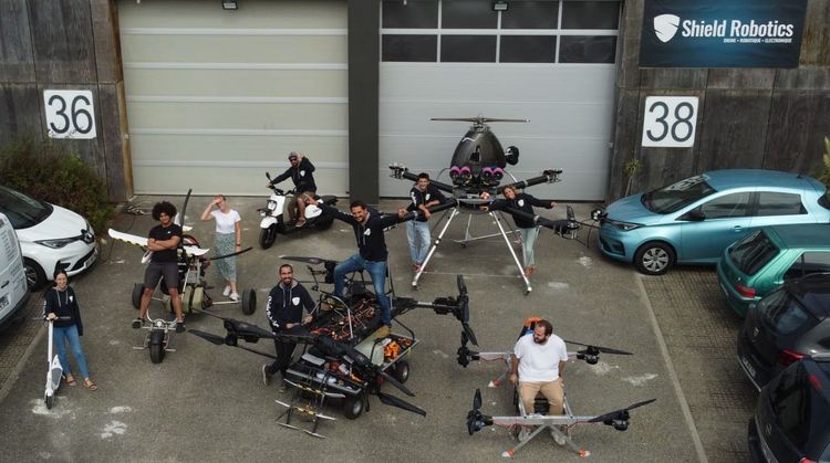 L'équipe de Shield Robotics avec quelques-uns de ses drones.