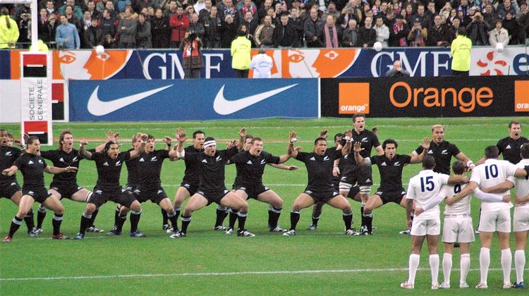 Les All Blacks, en 2006, lors d'un Haka face à l'Équipe de France.