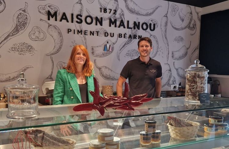 Margaux Malnou et son mari Anthony, gérants de l'entreprise familiale Maison Malnou, dans leur nouvelle boutique à Pau.