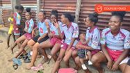 Des filles en tenue de rugby à Madagascar.