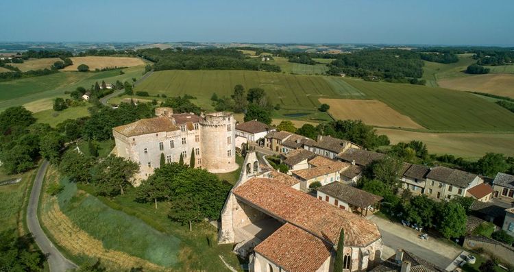 Une vue aérienne de Flamarens et son château