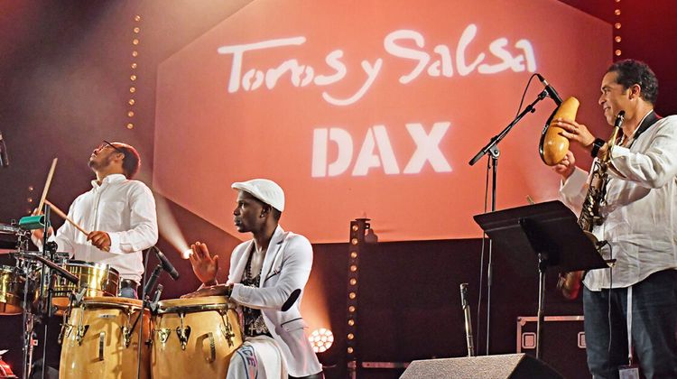 Un groupe de salsa sur scène à Dax.