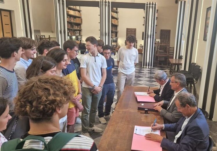 La signature de la convention de parainage entre le lycée Louis Barthou et le réseau professionnel des Ambassadeurs du Béarn.