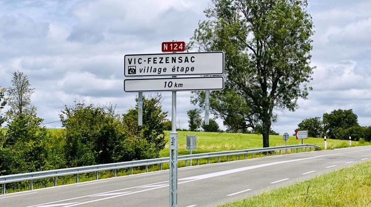 Le panneau indiquant Vic-Fezensac village étape à 10 km en bordure de la N124